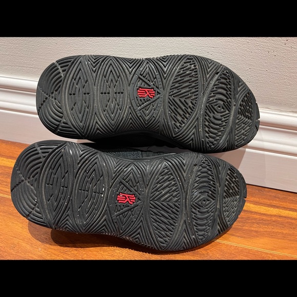 Kyrie 5 red carpet black red white - Picture 5 of 5